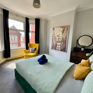  Apartment Edwardian Centre House For Big Groups, Offroad Parking & Hot Tub! United Kingdom